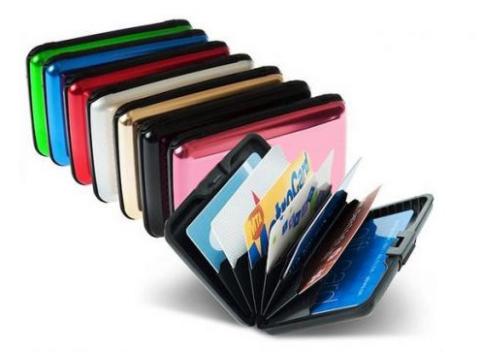 Vodotesné puzdro Aluma Wallet z hliníkovej konštrukcie, do ktorého zmestíte preukazy, kreditné karty, mobil, peniaze, naozaj takmer všetko. 