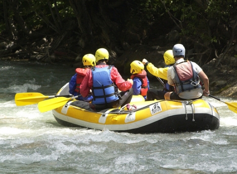 Splav najkrajšieho úseku rieky Orava na nafukovacích člnoch. Objavujte krásnu slovenskú prírodu z úplne novej perspektívy. 