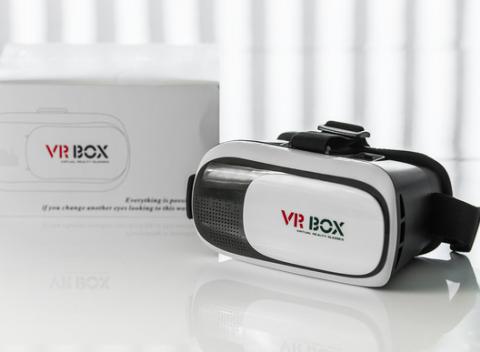 Virtuálna realitu z vášho telefónu - virtuálne okuliare s inteligentným bluetooth ovládačom. Vstúpte do sveta nekonečných možností!  