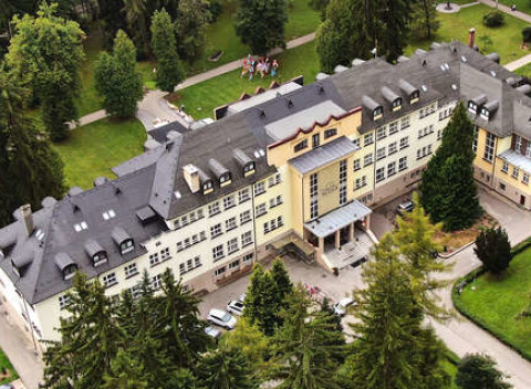 Vaša obľúbená voľba: Hotel Skalka*** v krásnom parčíku len 10 min. pešo od centra Rajeckých Teplíc.