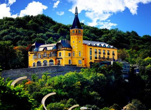 Doprajte si dokonalý oddych v jedinečnom zámockom hoteli Větruše**** v Ústí nad Labem. Dovolenka pre celú rodinu s wellness a polpenziou.