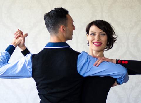 Kurz spoločenských tancov či argentínskeho tanga „6 lekcií pre 6 párov“. Vitajte v mieste kde sa snúbi príjemná hudba s elegantnými pohybmi.