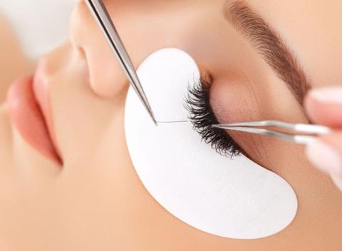 Zvodný pohľad s okúzľujúcimi CLASSIC Lashes zo štúdia The Diamond hair & beauty. Riasy jemné ako pierko a pritom dostatočne výrazné.  