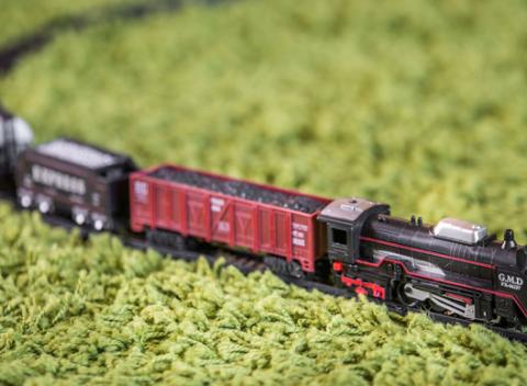 Vydajte sa na rozprávkovú cestu trebárs aj okolo celého sveta s úžasným elektrickým vláčikom. Hračka pre dokonalú zábavu malých i veľkých.