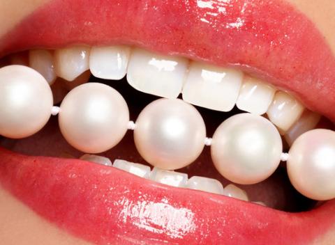 Bielenie zubov s lampou v Stomamede. Krásny a žiarivý úsmev je znakom zdravých zubov. Nemajte strach usmievať sa na svet. 