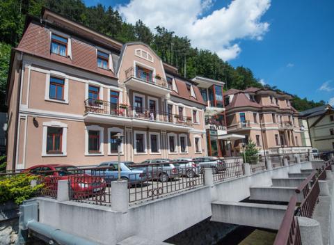 Pobyt v „Perle Karpát“ v srdci údolia Trenčianskych Teplíc. Ubytovanie v Garni hotel Praha*** s polpenziou, wellness a fľašou sektu. 