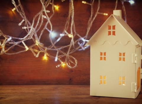 Svetelné záclony, závesy, cencúle alebo ozdobné osvetlenie domu. Vytvorte si aj vy doma nádhernú vianočnú atmosféru. 
