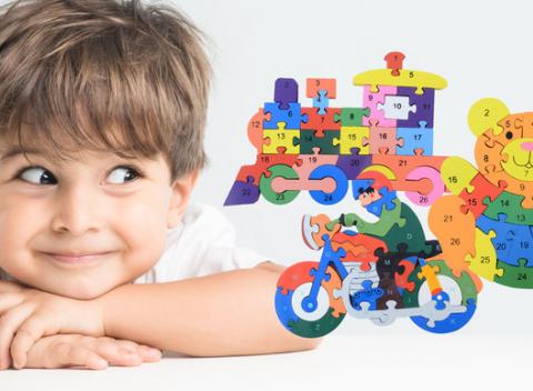 Vzdelávacie drevené puzzle pre všetky deti, čo radi skladajú. Uško k ušku, nárazník ku kolesu a jazyk pod nos. Naučte sa, čo, kam patrí! 