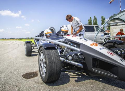 Zaži jedinečný pocit za volantom jedného z najrýchlejších áut na svete. Jazda na aute Ariel Atom - adrenalín na najvyššej úrovni.
