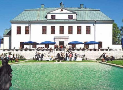 Zažite krásny a zaujímavý pobyt na 4 dni v starobylom paláci Häringe Slott pri mori neďaleko Štokholmu vo Švédsku. 