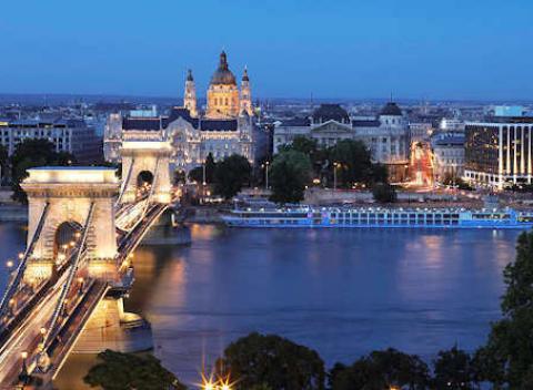 Luxusný pobyt v Budapešti na 4 dni v elegantnom 5* hoteli s neobmedzeným wellness, chutnými raňajkami a panoramatickou plavbou po Dunaji. 