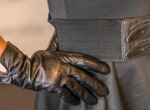 Keď je vonku mínus,je najvyšší čas vybrať rukavice. Ku kabátu sa najlepšie hodia elegantné kožené a tieto sú navyše aj zateplené!