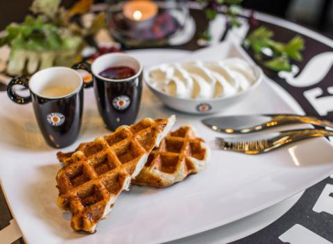 Neodolateľná a typická vôňa sladkého karamelu to je pravá belgická Wafla s horúcimi višňami, vanilkovým krémom, šľahačkou a espressom.
