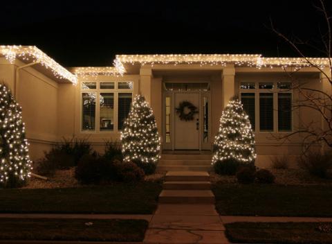 Aké by to boli Vianoce bez krásnych svetielok, ktoré dodajú tú správnu atmosféru. Svetelné záclony, závesy, cencúle alebo osvetlenie domu. 