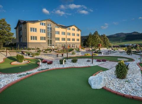 Dokonalé ticho, drink v ruke a za oknom nádherné Tatry. Pokojná dovolenka v novom hoteli Končistá**** s neobmedzeným wellness a polpenziou. 