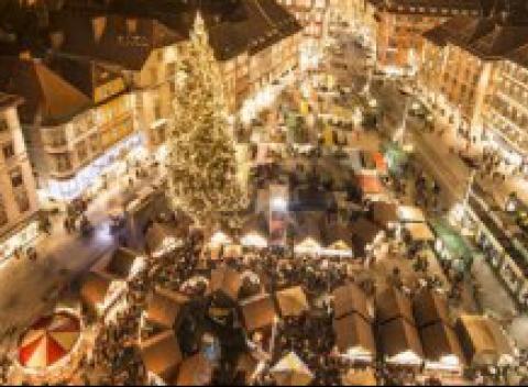 Zažite okúzľujúci a voňavý advent v mestečku Graz, nakúpte darčeky na vianočných trhoch a nezabudnite si pozrieť krásny ľadový Betlehem.