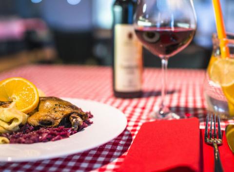 Voňavá pečená kačka, ktorej mäso je ako jedna báseň, lahodná sladká červená kapusta a fajnové lokše. Jednoducho hostina ako sa patrí.  