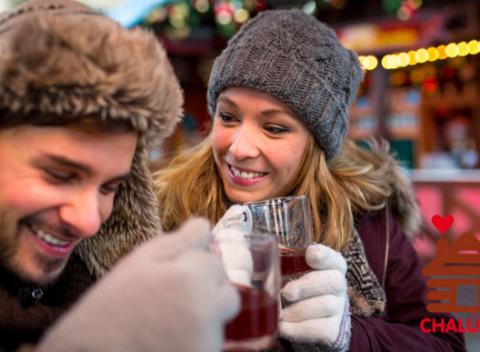 Chutné klobásky a vianočný punč si môžete vychutnať v Chalúpke na tohtoročných vianočných trhoch v Banskej Bystrici.