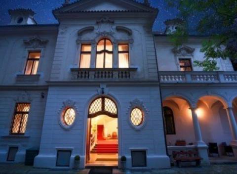 Nechajte sa očariť Prahou a užite si romantiku v Hoteli U Svatého Jana*** pri Karlovom námestí. Štýlové ubytovanie s bohatými raňajkami.