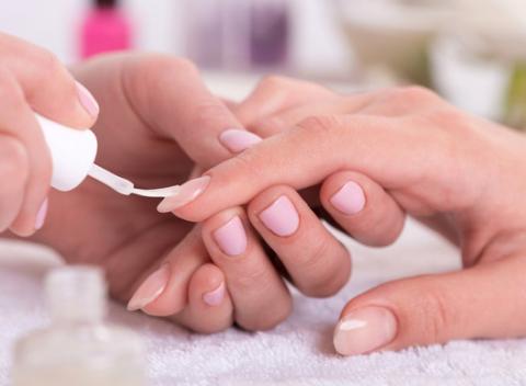 Zabudnite na rozštiepené a lámavé nechty, pretože s gél lakom či japonskou manikúrou sa zbavíte všetkých problémov s vašimi nechtami.