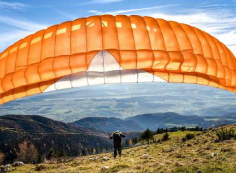 Nezabudnuteľný zážitok v oblakoch - tandemový paragliding so štartom na Donovaloch. Pozrite sa na krásy Slovenska z vtáčej perspektívy. 