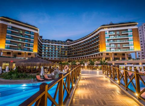Vykročte do Nového roka vo veľkom štýle - pobytom v luxusnom tureckom 5* Aska Lara Resort len kúsok od pláže, strava all inclusive. 