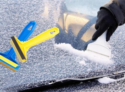 Fínska škrabka MURSKA do auta – jedna z najlepších škrabiek na trhu. Mosadzným ostrím odstránite ľad z okien jedným ťahom. 