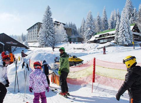 Ak plánujete lyžovačku u našich susedov, tak zvoľte Šumavu – konkrétne hotel Zadov***+, ktorý sa nachádza na svahu Churáňova.
