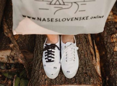 Štýlové biele alebo čierne tenisky „Naše Slovenské“ z dielne slovenských tvorcov + eko taška zdarma!