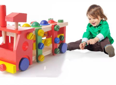 Farebné skladacie auto s kladivkom a skrutkovačom z dreva. Túto fantastickú a kreatívnu hračku si zaručene obľúbi každý malý kutil.