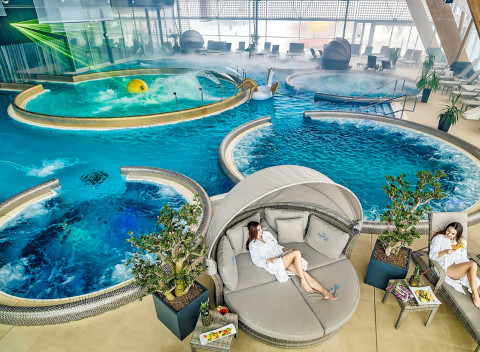Zábavný wellness pobyt v AQUACITY Poprad s neobmedzenými vstupmi a polpenziou v hoteli Seasons.