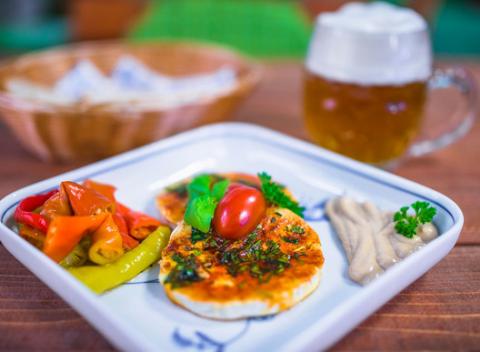 Grilovaný hermelín s brusnicami či nakladaný hermelín, pivo. Pozrite si zápas na LCD obrazovke, zahrajte si šípky a dajte si niečo pod zub. 