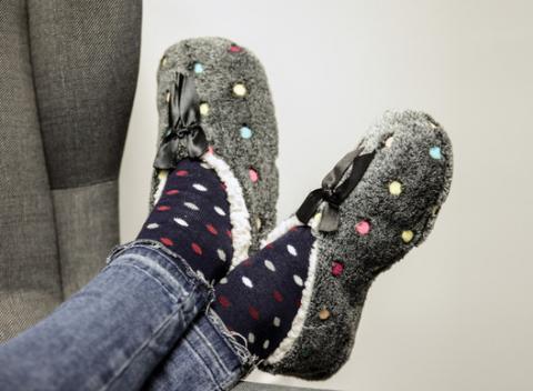 Farebné bavlnené papučky v 12 prevedeniach, ktoré vám rozveselia každý deň. Sú rozkošné, pohodlné a dokonale hrejivé.