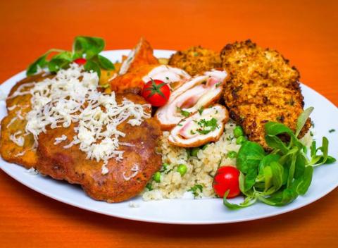 Celý týždeň ste chodili na obedy v práci a cez víkend sa vám nechce variť? Nemusíte! Víkendová misa plná mäsa pre 2-3 osoby v Red Cafe 1.