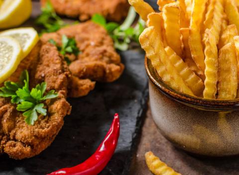 Kilo kuracích alebo bravčových rezňov, ktoré nadchnú všetkých veľkých jedákov. K tomu hranolky a veľké pivo alebo Kofola v Motoreste Maják.