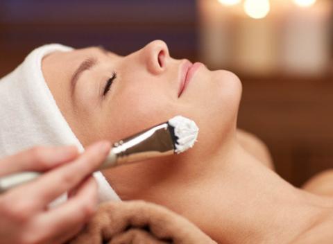 Hĺbkové čistenie pleti s úpravou a farbením obočia s prírodnou kozmetikou Sans Soucis s výťažkami z minerálnych prameňov.  