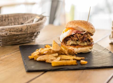 Bravčovo-hovädzí mega burger s hranolkami alebo raňajkové menu pre 2 osoby v Estévéčke. Čerstvé suroviny a domáca výroba.