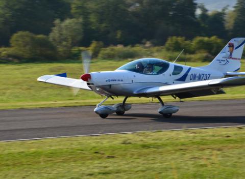 Let športovým lietadlom s možnosťou pilotovania. Pozrite sa na ten krásny svet z výšky a skúste si pilotovať športové lietadlo.