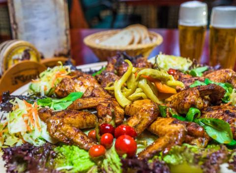 Chutná porcia grilovaných kuracích krídel a 2 pivá k tomu. Oblizovať si prsty môžete priamo v reštaurácii Piráti nad Jazerom. 