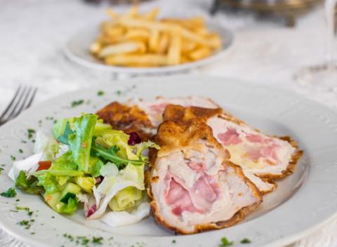 Kašlite na diéty a doprajte si niečo poriadne! Vyprážané špeciality - Cordon bleu, vyprážaný syr, černohorský rezeň s prílohami v Štefánke.