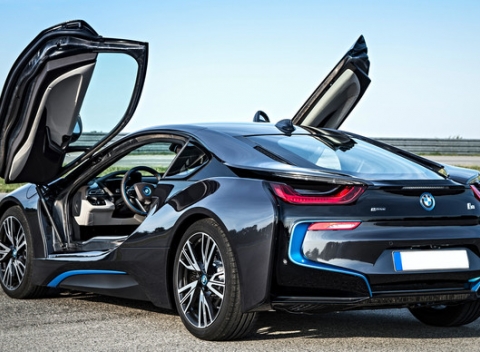 Darujte sebe alebo svojim známym nezabudnuteľnú jazdu na hybridnom superšporte BMW i8 - vrátane všetkých nákladov v Trenčíne a Bratislave. 