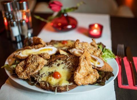 Lahodná misa plná mäsa a k tomu dve prílohy, to vyzerá na poriadnu hostinu pre dvoch až troch hladošov. Tak čo idete do toho? 