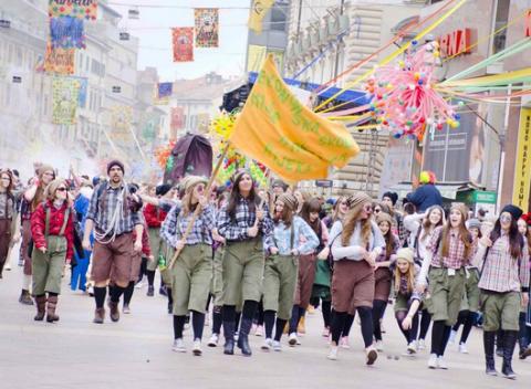 Nenapodobiteľná atmosféra medzinárodného karnevalu v Rijeke! Ulice mesta na niekoľko týždňov skrášli nekonečný sprievod vozov, tanečníkov a kostýmov.