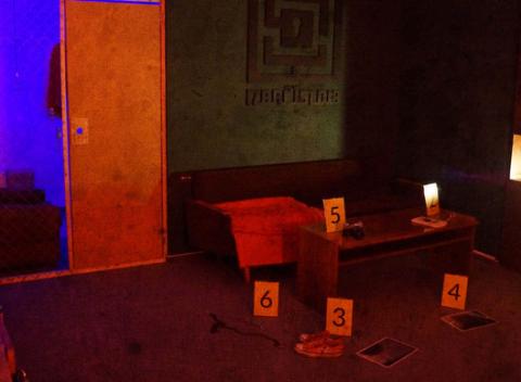 Izba číslo 13 – Miesto činu. Dokážete uniknúť? Uvidíme... Táto hra vyžaduje logické myslenie, správnu intuíciu a tímovú spoluprácu.  