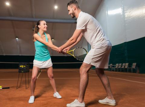 Doprajte si aktívny relax. Hra tenisu s trénerom pre 1 - 4 hráčov. Zahrajte si tenis s profesionálnym trénerom sami či s priateľmi.