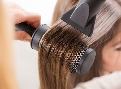 Pri poškodených vlasoch často nepomôžu kozmetické prípravky. Doprajte im nový strih, regeneráciu, farbenie alebo melír.
