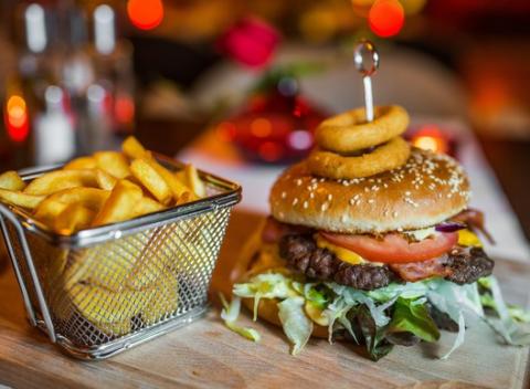 Poriadny náklad - XXL hamburgeru s chrumkavou slaninkou a steakovými hranolčekmi, ktorý na vás netrpezlivo čaká v reštaurácii Red Café 2.