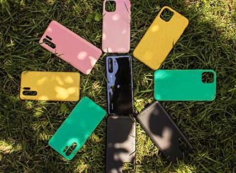 Kompostovateľný obal alebo set s ochranným sklom na rôzne typy mobilov.