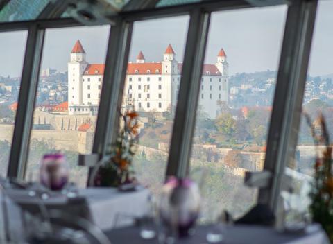 Vyhliadka z UFO s miešaným drinkom, fľašou Prosecca alebo horúcou čokoládovou tortičkou - originálny tip na vianočný darček. 
