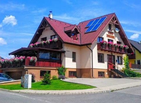 Pobyt vo Veľkej Lomnici v útulnom penzióne s raňajkami, domácim kinom a krásnym výhľadom.